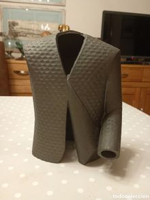 Arte: JOAN CARDELLS (VALENCIA,1948-2019) ”CHAQUETA” HIERRO (21 x 14 x 8´5) CAM - AÑO 2005